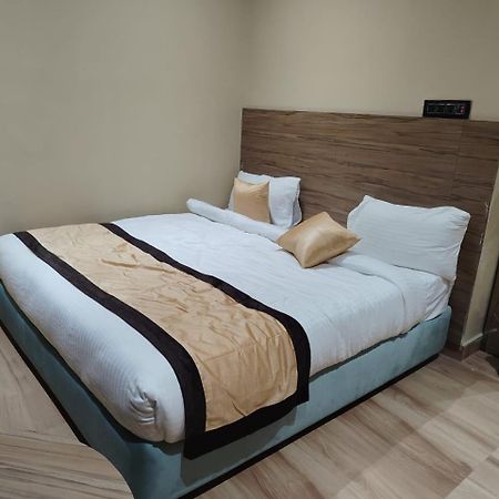 The Velvet Sky Hotel & Resort Bahraich Bagian luar foto