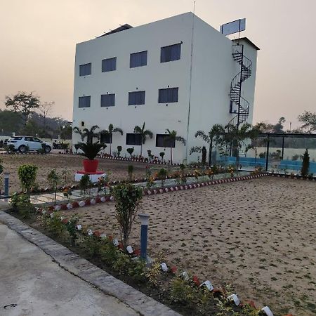 The Velvet Sky Hotel & Resort Bahraich Bagian luar foto