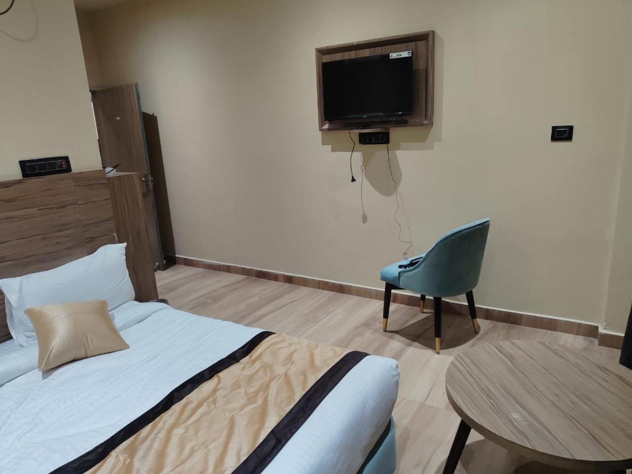 The Velvet Sky Hotel & Resort Bahraich Bagian luar foto