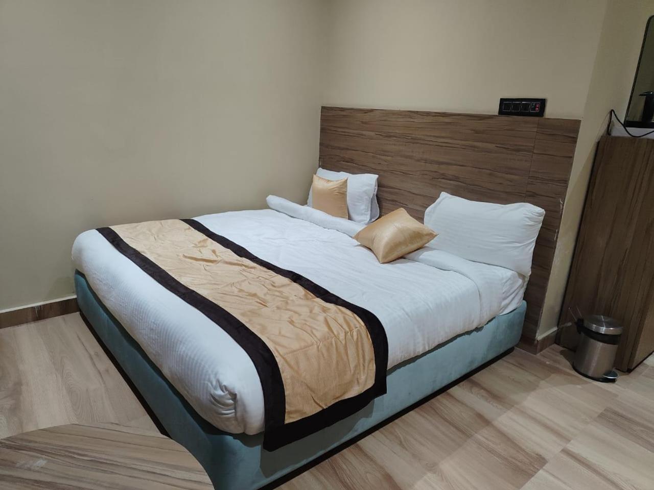 The Velvet Sky Hotel & Resort Bahraich Bagian luar foto