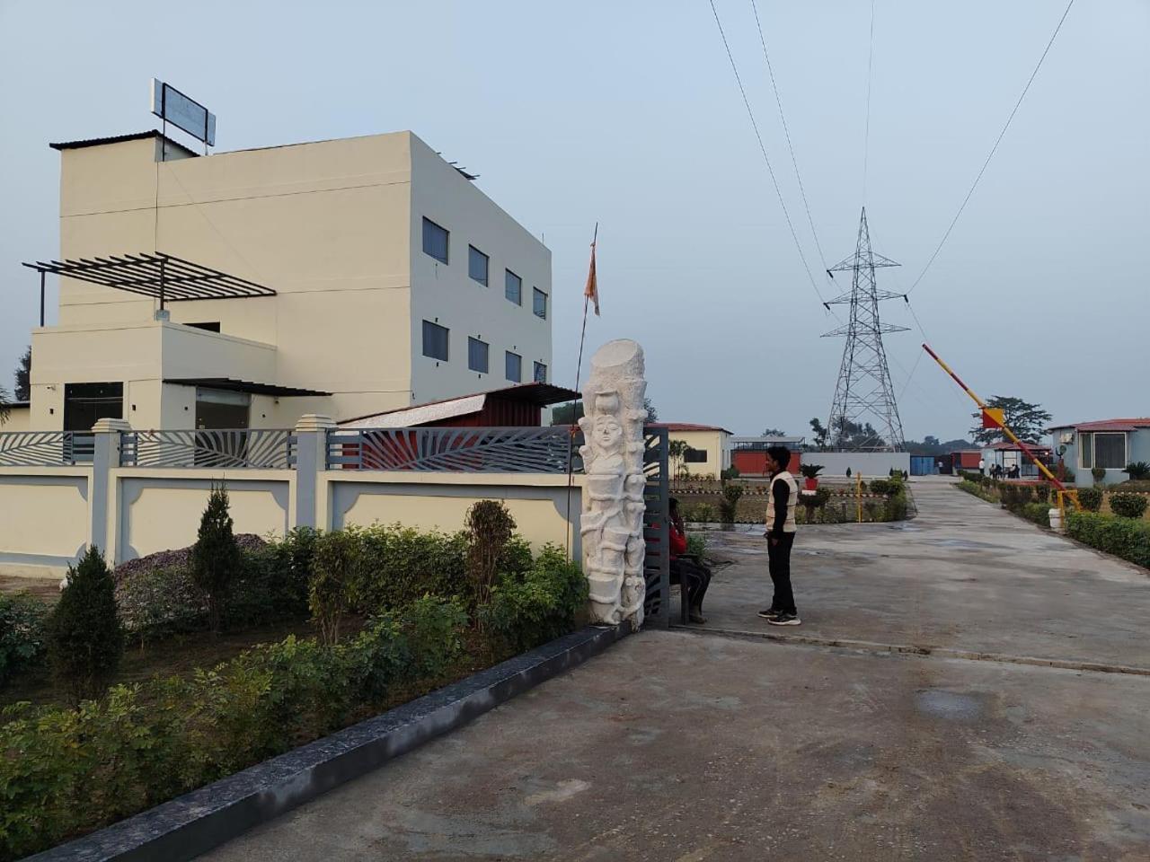 The Velvet Sky Hotel & Resort Bahraich Bagian luar foto