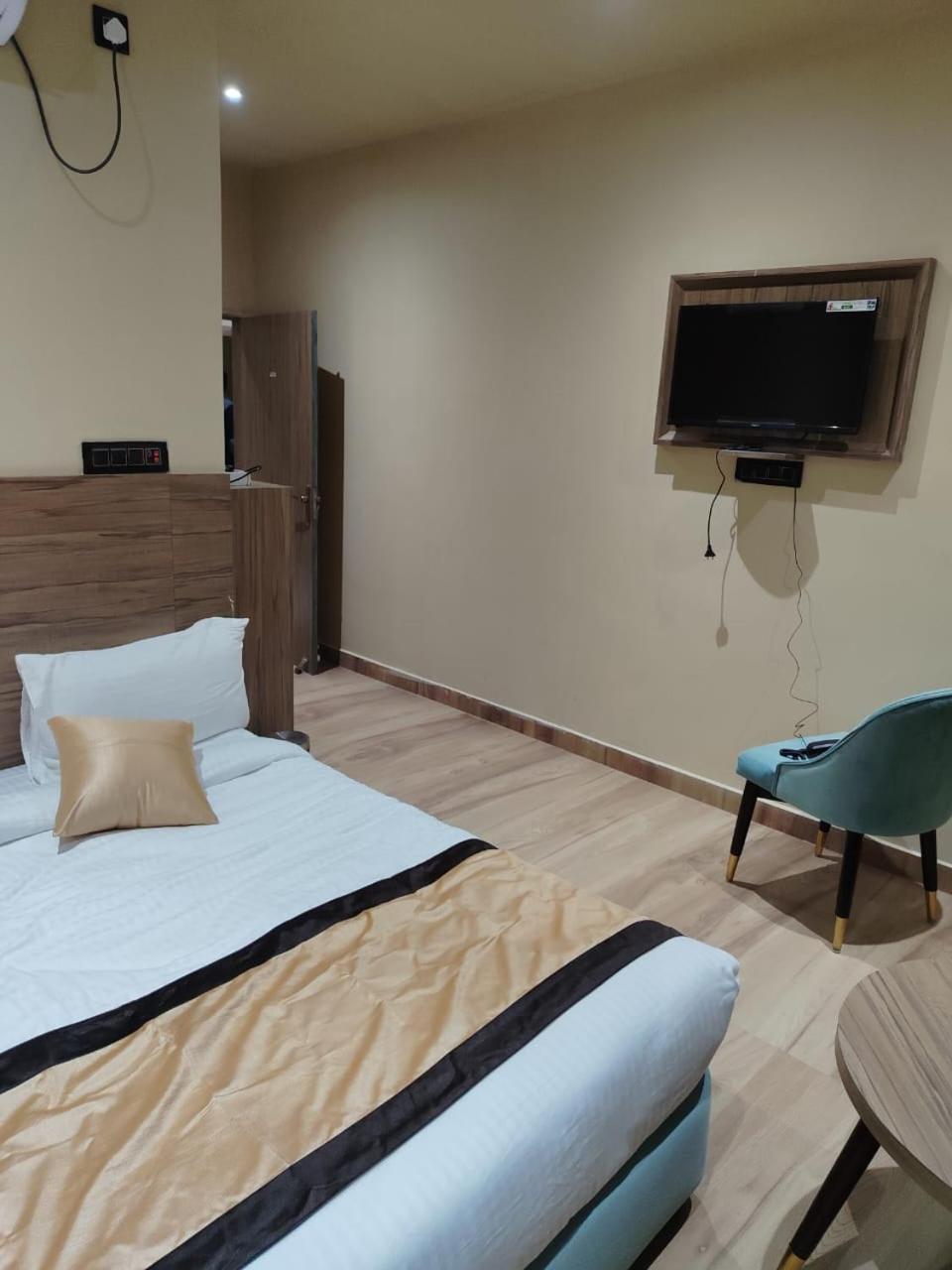 The Velvet Sky Hotel & Resort Bahraich Bagian luar foto